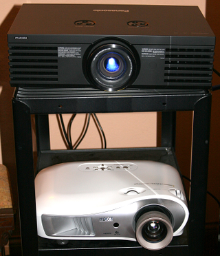 Illustration for article titled 1080p Smackmodo Pits Panasonic vs. Epson Projectors